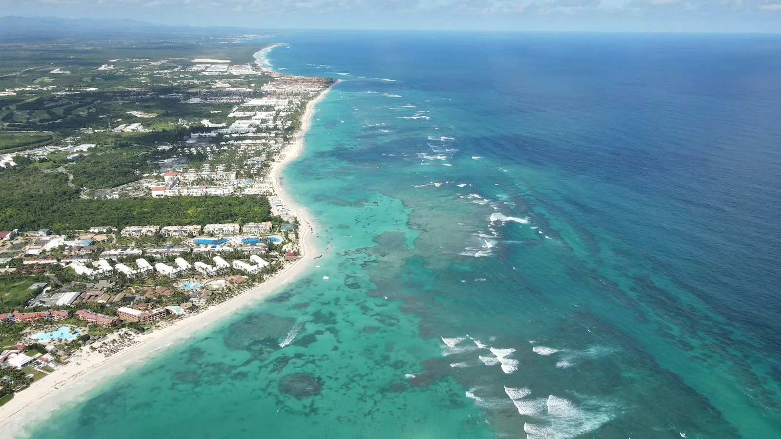 Vue aérienne de la côte de Punta Cana avec plage de sable clair, mer turquoise et complexes hôteliers