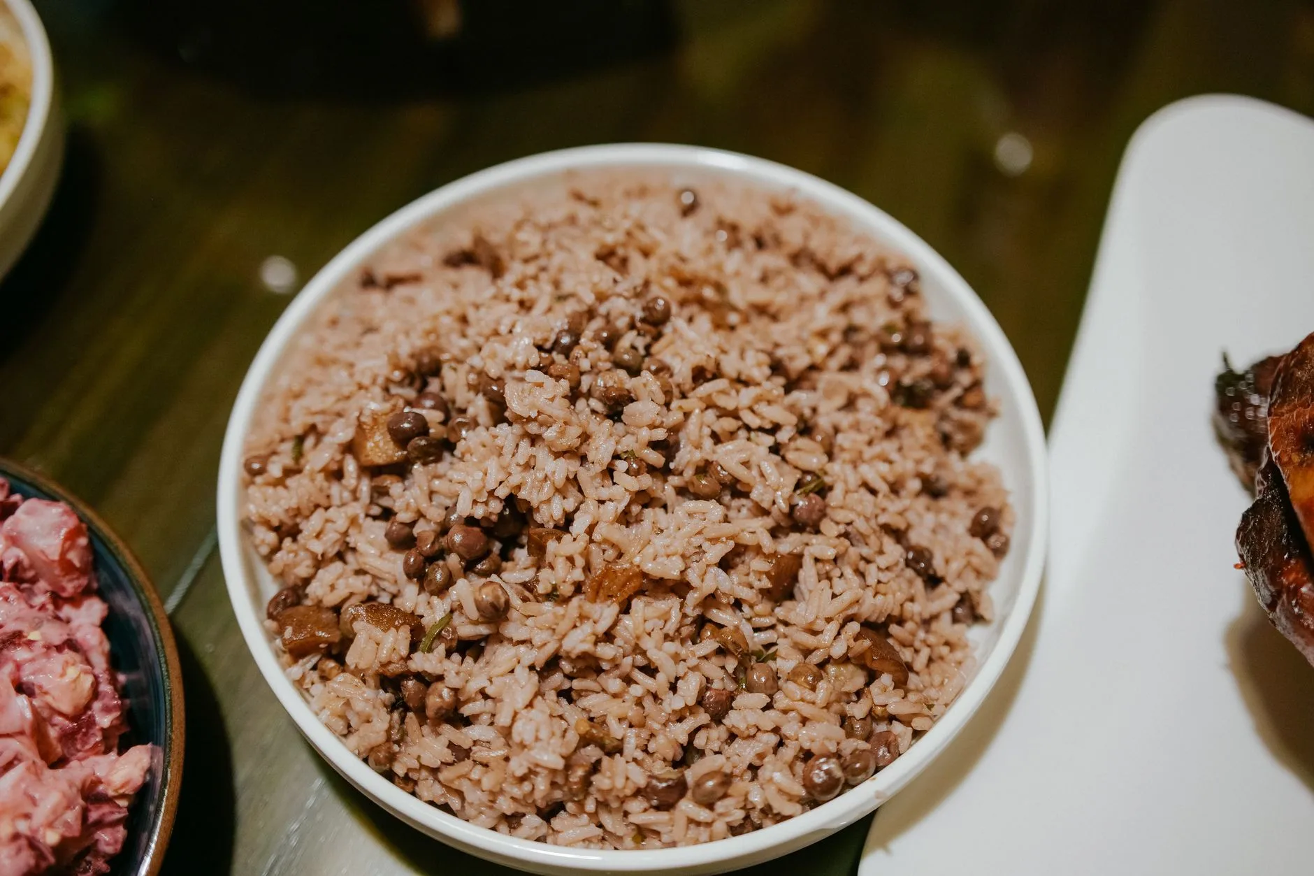 Plat dominicain traditionnel de riz, haricots et viande