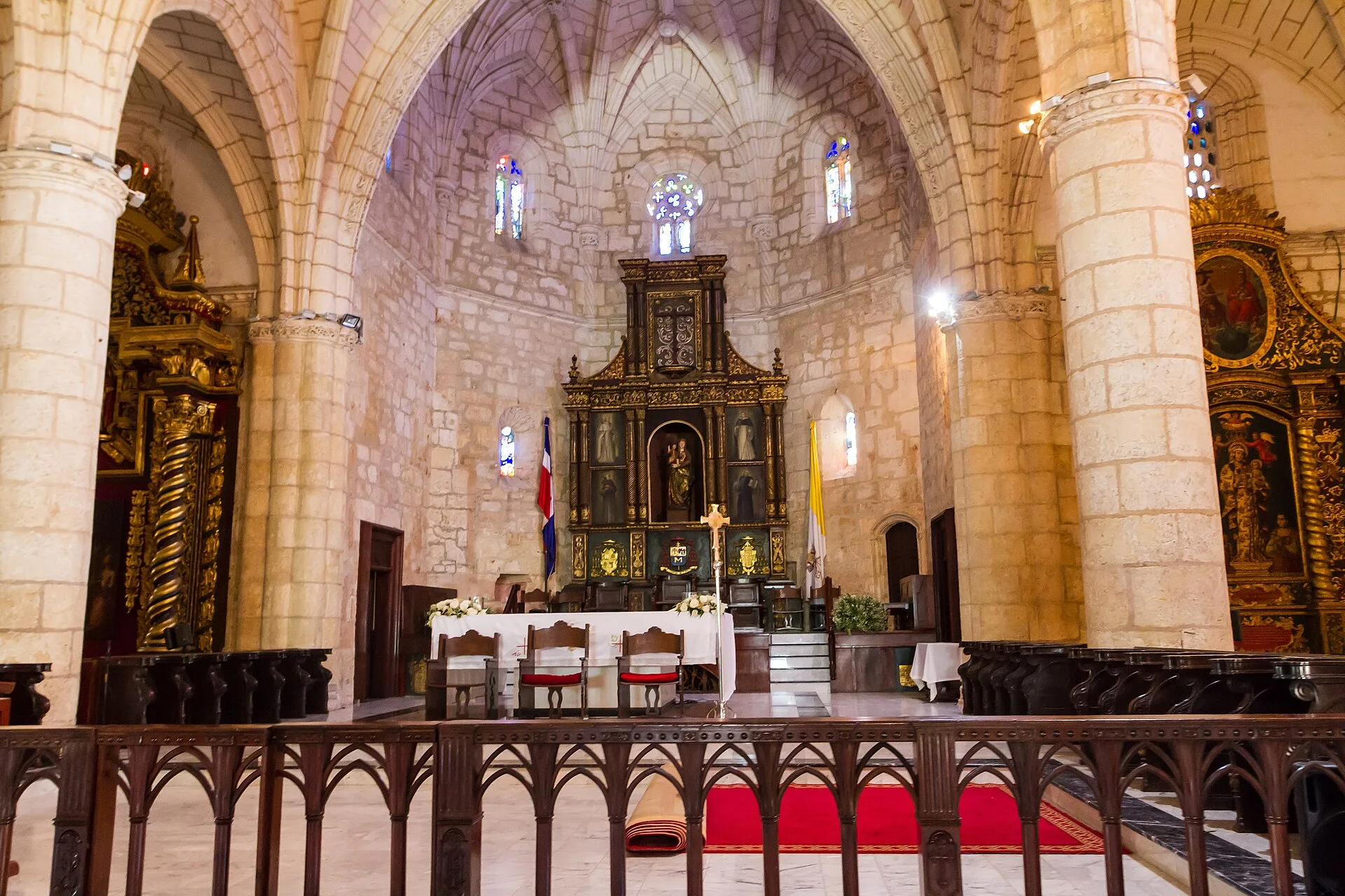 Se promener dans les ruelles : églises, ruines et ambiance